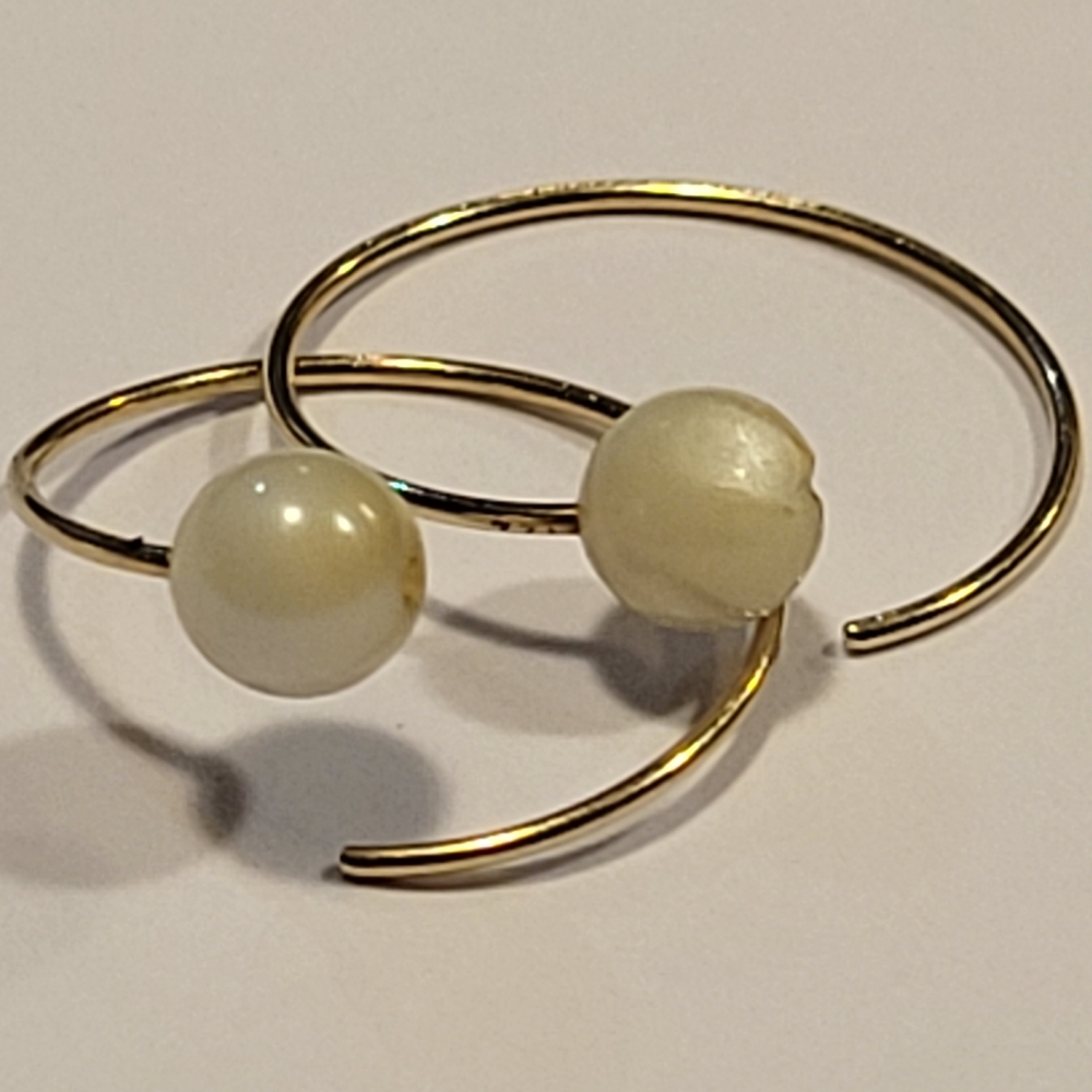 VINTAGE 14k Gold & Pearl infinity hoop earings.